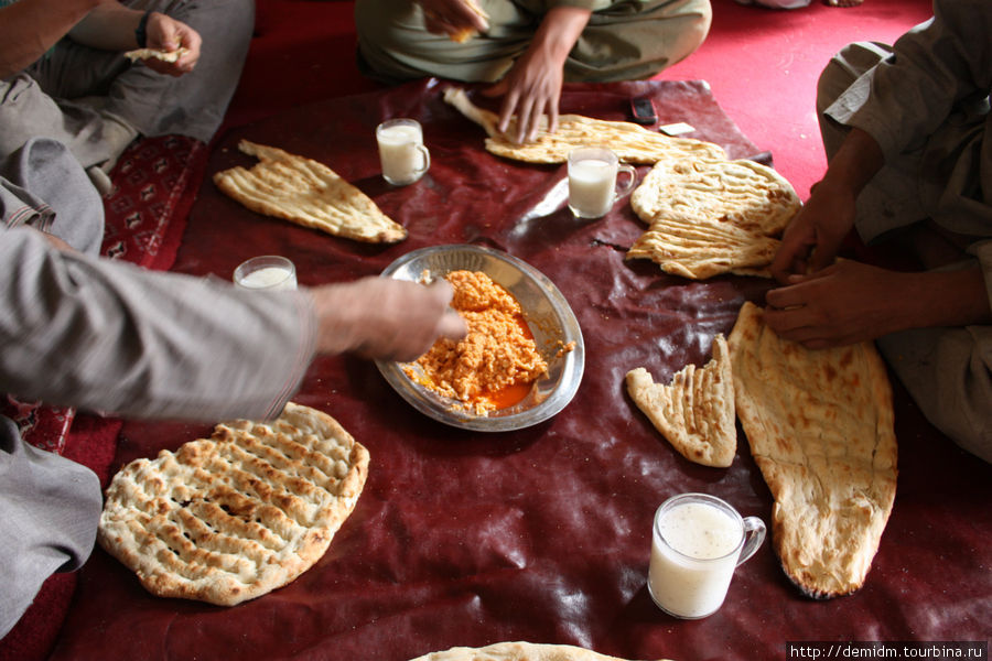 Незамысловатая, но очень вкусная трапеза в гостях у простых афганцев. Провинция Панджшер, Афганистан