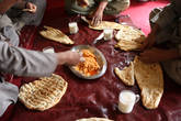 Незамысловатая, но очень вкусная трапеза в гостях у простых афганцев.