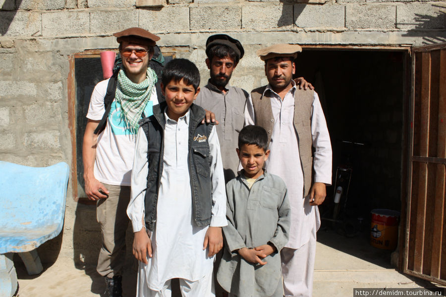 Мой друг и попутчик Саша Базько с местными жителями. Провинция Панджшер, Афганистан