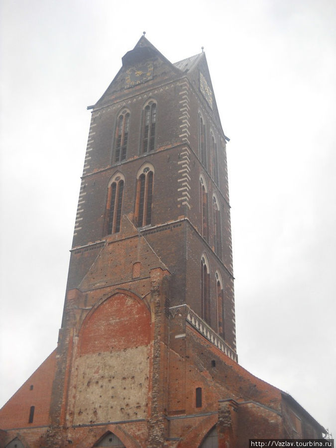 Колокольня; силуэт церкви всё ещё виден на её теле Висмар, Германия