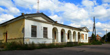Почтовая станция в Каськово (1806-1807гг.), построенная по проекту архитектора Л.И.Руска. Перед каменным оштукатуренным зданием проходит отрезок старого Нарвского тракта.