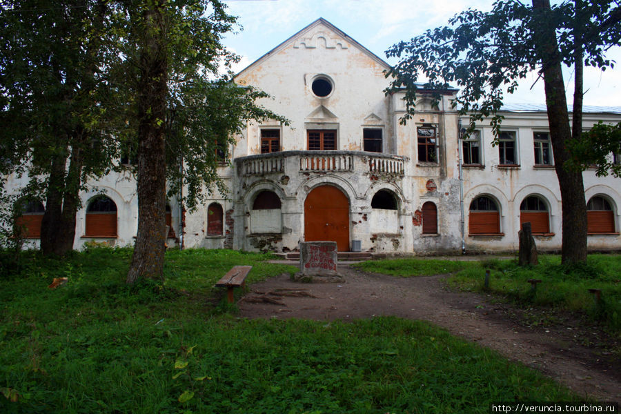 Дом бывшей сельскохозяйственной школы. Извара, Россия