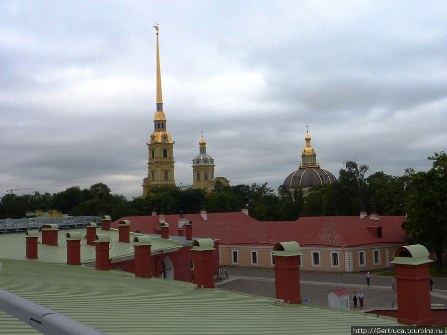 На  Государевом бастионе — вид  на Петропавловский собор Санкт-Петербург, Россия