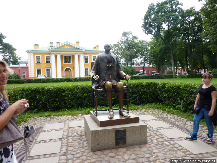 А вот и Петр Первый — скульптура М.Шемякина. Колени ему оттерли до блеска! Санкт-Петербург, Россия