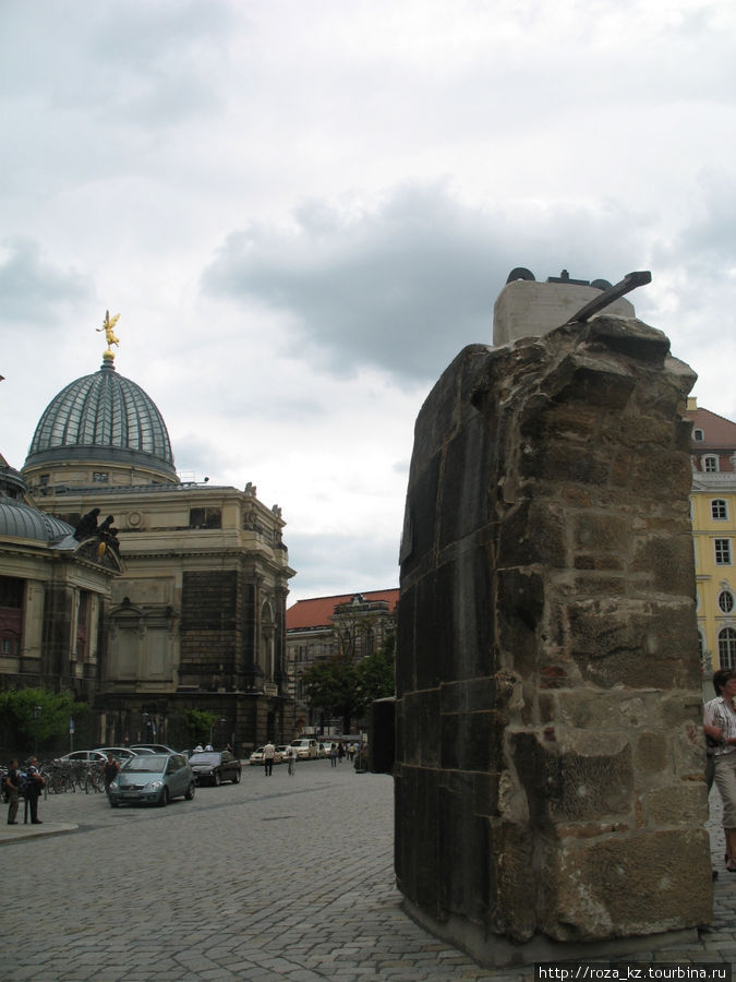здесь показана толщина стен собора Дрезден, Германия