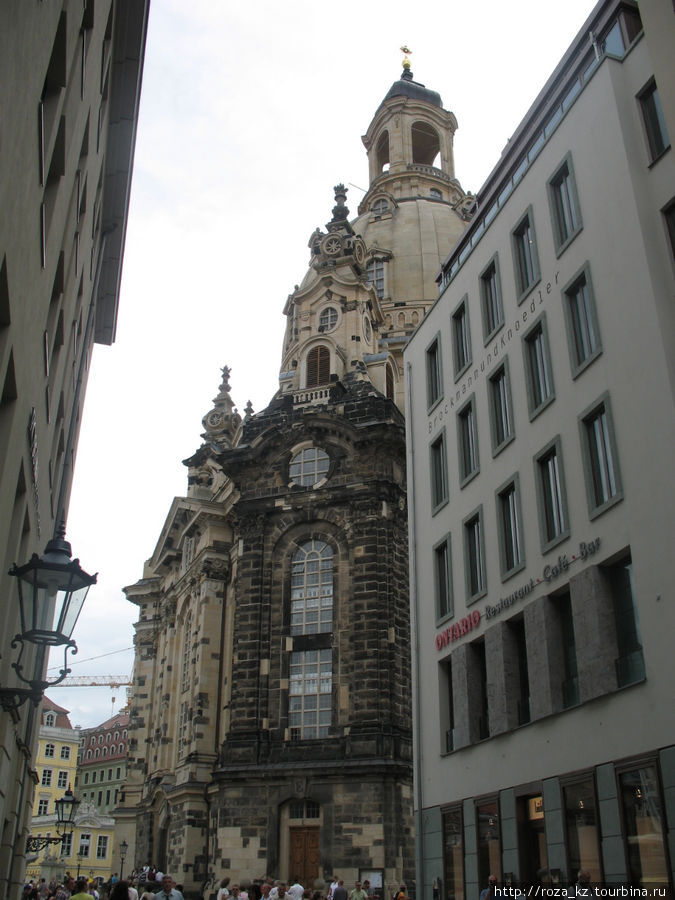 удивительно нелепое здание в историческом центре — гостиница Хилтон. Дрезден, Германия