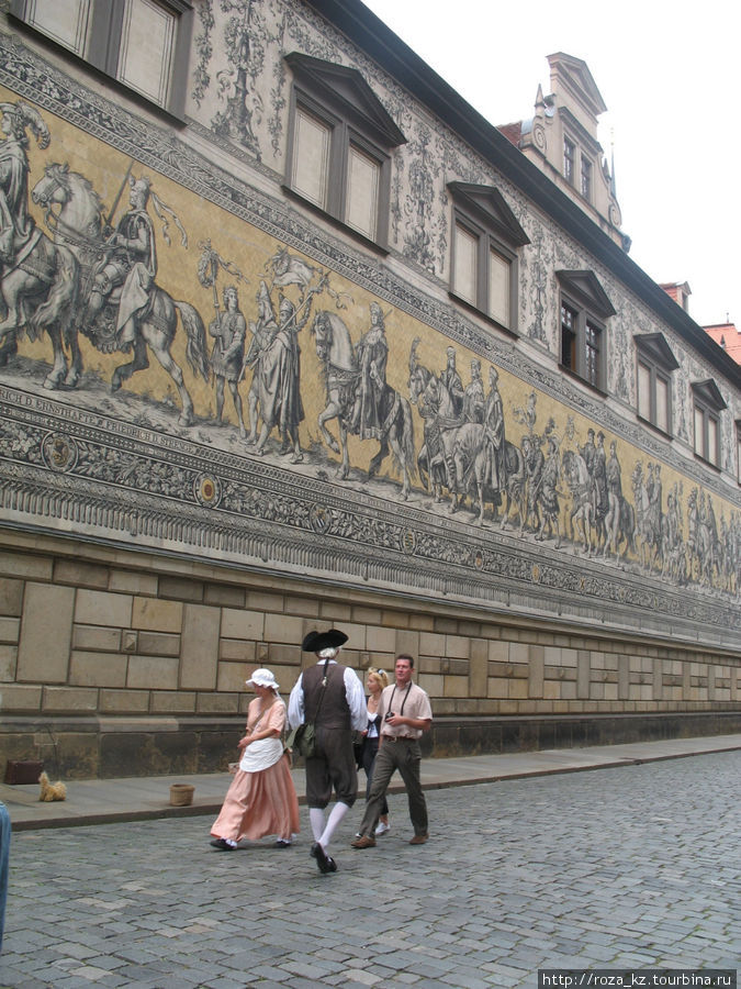 стилизованный персональный гид и его спутница с клиентами Дрезден, Германия