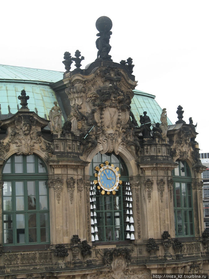 Удивительно красивые часы и бьют они красиво, колокольчики звенят и при этом движутся в разные стороны Дрезден, Германия