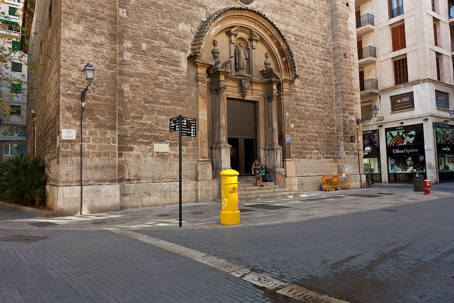 Еще в городе много новых членов Евросоюза: они или оккупировали входы в церкви или под видом цветочков, которые якобы дарятся прохожим, вычищают карманы. Пальма-де-Майорка, остров Майорка, Испания