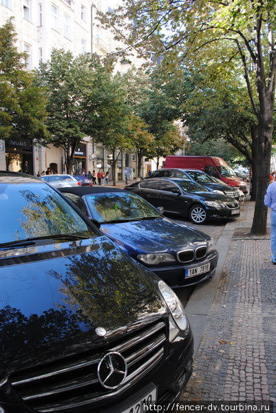 Припаркованные машины сильно дороже среднего по пражским меркам Прага, Чехия