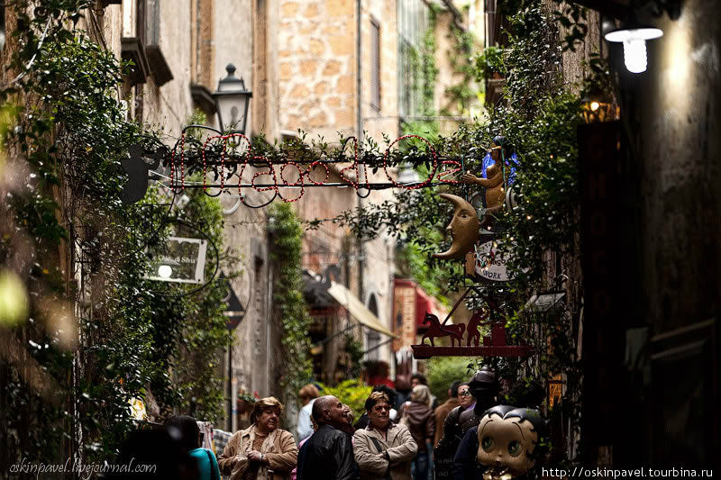 Вокруг царило праздничное настроение и улицы города были очень необычно украшены, создавалось какое-то странное ощущение весеннего Рождества... Орвието, Италия