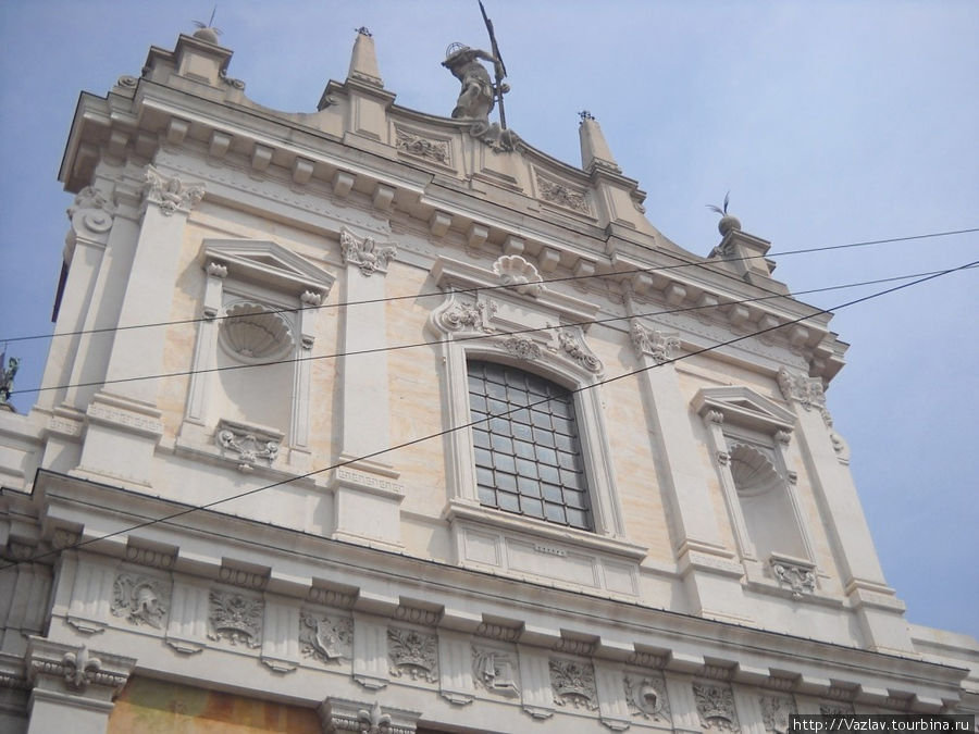Фасад церкви Бергамо, Италия