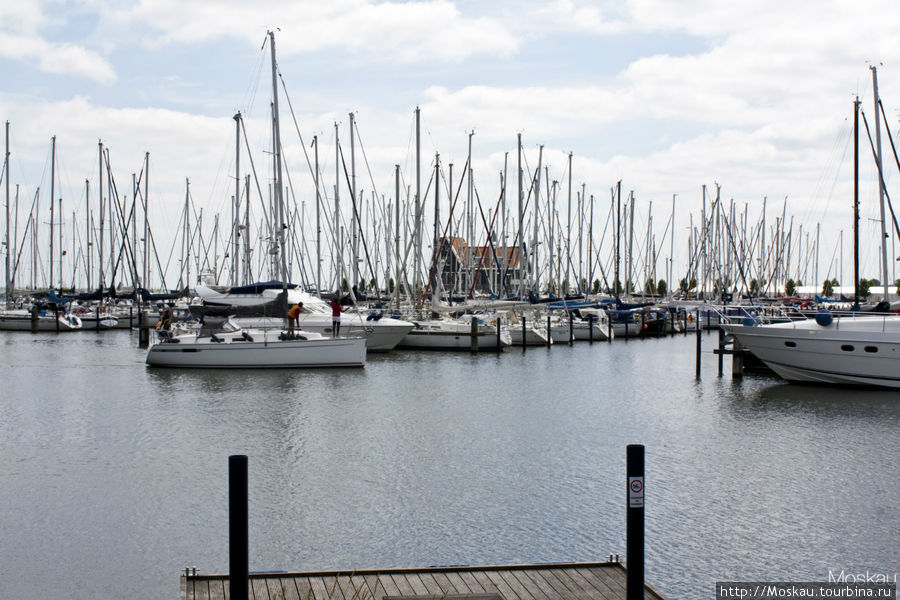 Волендам - яхты, туристы, рыбаки и немножко моря. Волендам, Нидерланды