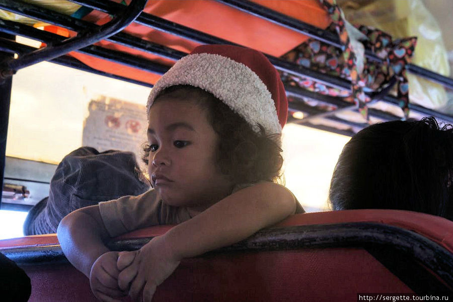 Санта Клаус в автобусе Эль-Нидо, остров Палаван, Филиппины