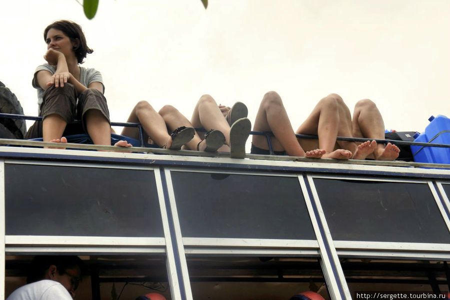 Девченкам жарко было, полезли на крышу Эль-Нидо, остров Палаван, Филиппины