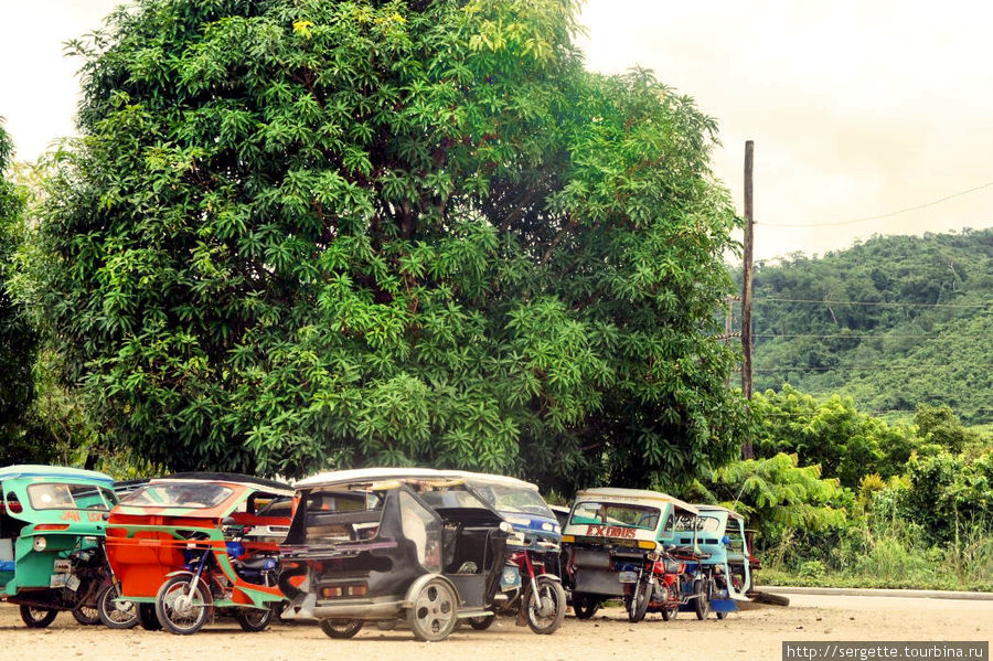 На очередной остановке дежурят трайсиклистыв ожидании клиентов Эль-Нидо, остров Палаван, Филиппины