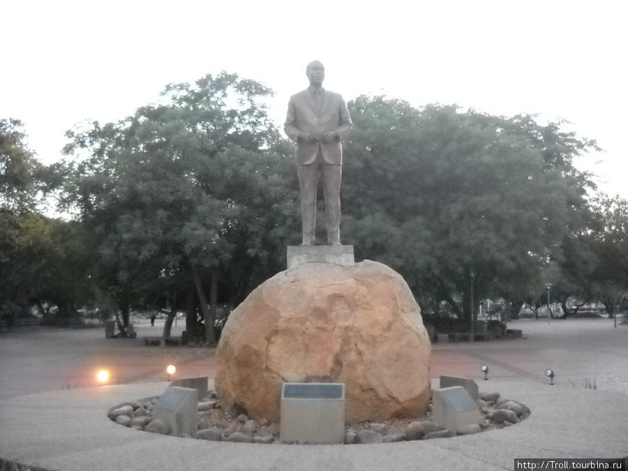 Памятник Серетсе Кхаме / Seretse Khama statue