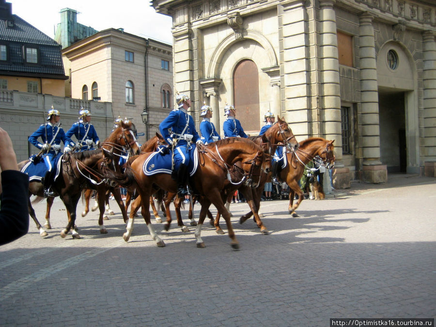 Смена почётного караула у Королевского Дворца в подробностях Стокгольм, Швеция