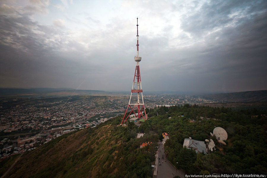 В Парке «Мтацминда» стоит телевышка. Вышка построена в 1972 году взамен старой телевышки. Относится к ведению Грузинского телецентра, созданного в 1955 году. Высота вышки составляет 274,5 метра над поверхностью горы. Высота от уровня моря — 719,2 метра. Тбилиси, Грузия