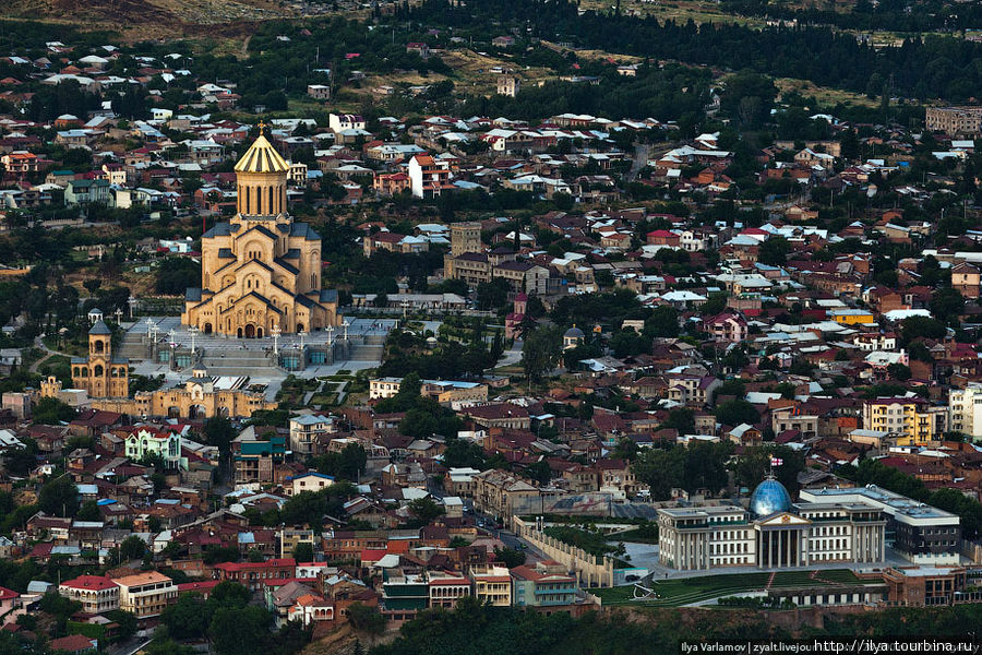 Собор Святой Троицы в Тбилиси — главный кафедральный собор Грузинской православной церкви. Тбилиси, Грузия