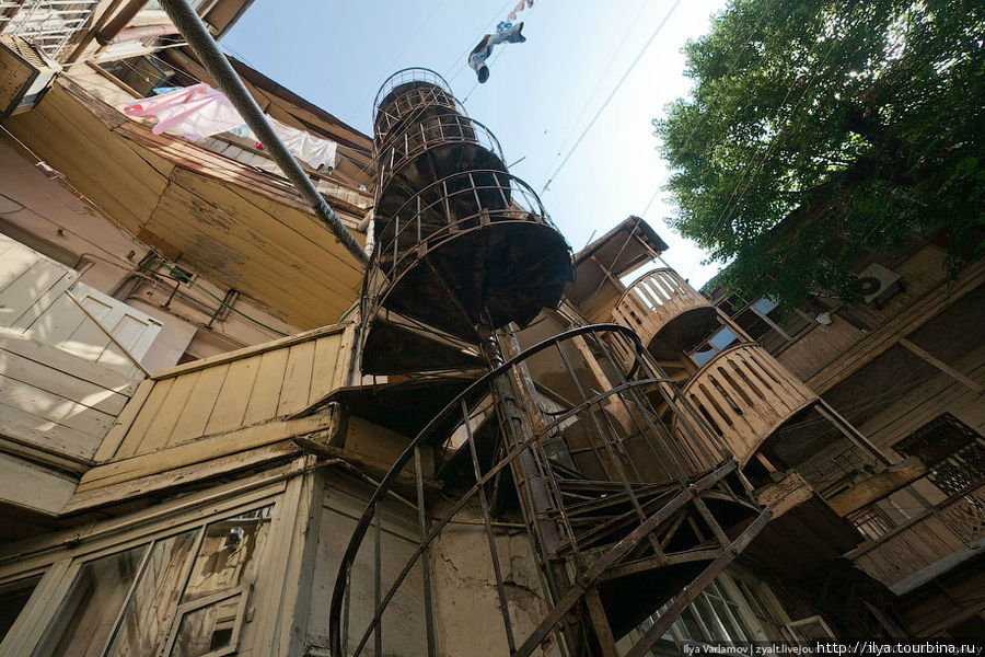 Со старыми винтовыми лестницами, галереями и бельем на веревках. Тбилиси, Грузия