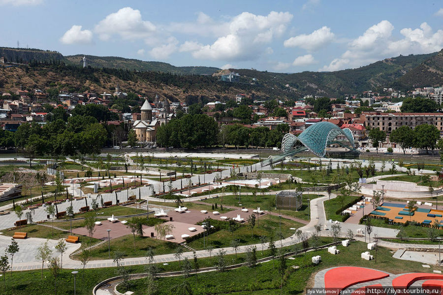 Говоря про новый Тбилиси нельзя не отметить чудесный парк и Мост мира. Тбилиси, Грузия