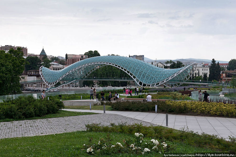 Мост Мира пешеходный мост на реке Кура, между Метехским и мостом Бараташвили. Мост объединяет улицу Ираклия II и парк Рике. Тбилиси, Грузия