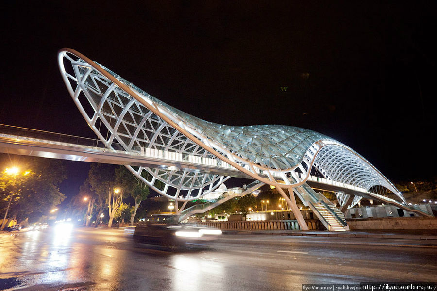 Мосту можно смело ставить 4-ку. К сожалению, итальянцы не очень сильны в архитектуре, но мост получился весьма неплохим. Тбилиси, Грузия