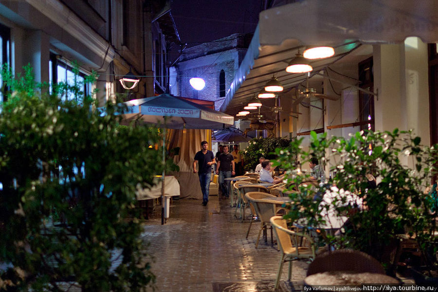 В центре очень много уютных кафе. К сожалению, сервис в них остался грузинским. Тбилиси, Грузия