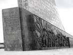 Монумент в ознаменование выдающихся достижений Советского народа в освоении космическоо пространства.