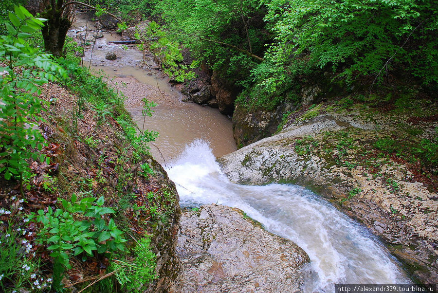 Водопад Шум — 1 (вид сверху). Каменномостский, Россия