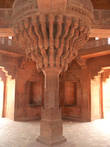 Центральная колонна Диван-и-Хас, на которой ситедл император.