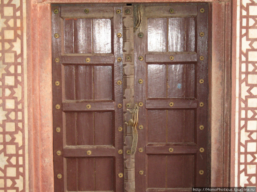 Это не ручка двери, это просто бурундук:) Фатехпур-Сикри, Индия