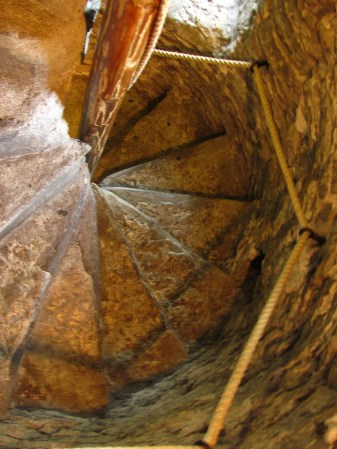 Узкая винтовая лестница с верёвочными перилами — непростое испытание. Таллин, Эстония