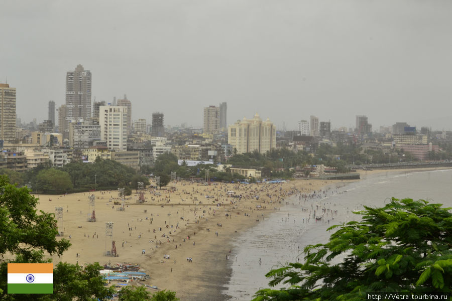 вид на пляж из парка Мумбаи, Индия