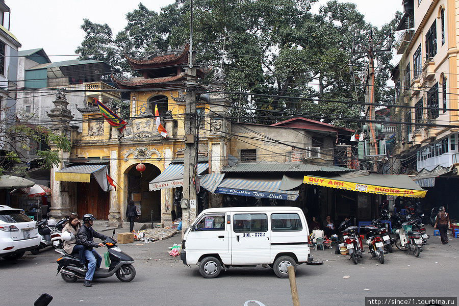 5. За рынком храм уже не так желтоват и жалюзи не совсем прямоваты Ханой, Вьетнам