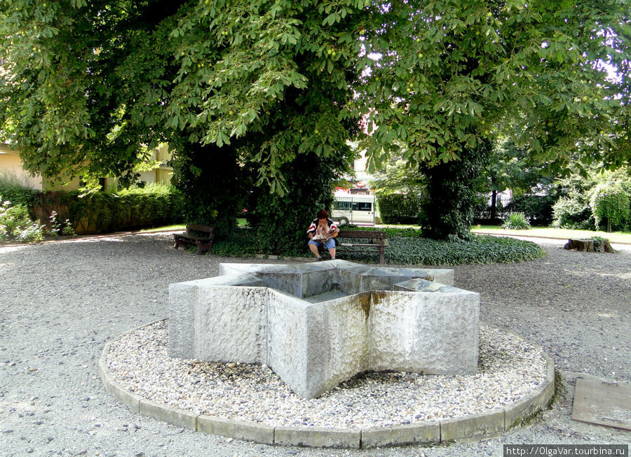 В сквере рядом с памятником жертвам холокоста Терезин, Чехия