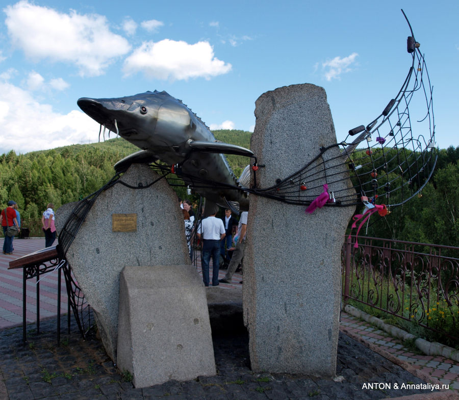 Памятник Царь-рыбе. Овсянка, Россия