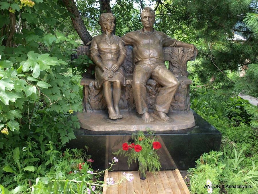Памятник Виктору Астафьеву и его жене во дворе дома. Овсянка, Россия