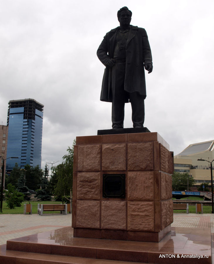 Памятник Виктору Астафьеву в Красноярске. Овсянка, Россия
