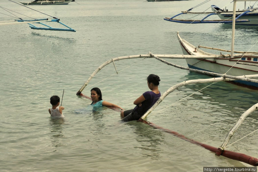 Местные купаются Эль-Нидо, остров Палаван, Филиппины