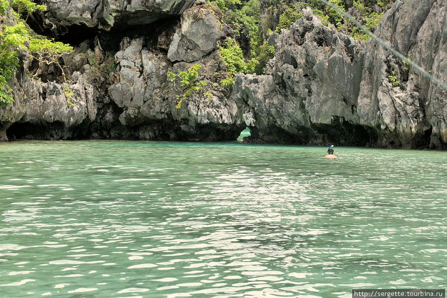 Там в центре маленький проход в лагуну Эль-Нидо, остров Палаван, Филиппины