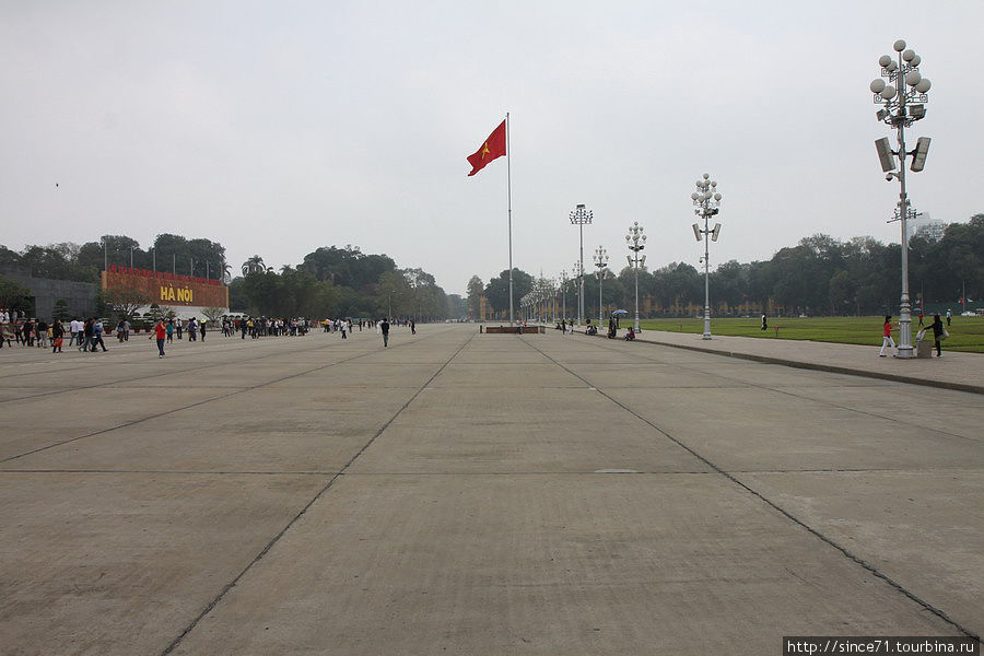 8.  Площадь перед мавзолеем хоть и смотрится пространной, но после Ким Ир Сеновских  раздолий всё здесь очень уютно, а после Мао и китайской суеты как-то спокойно. Ханой, Вьетнам