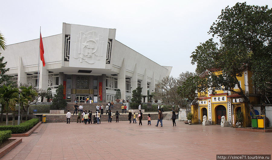 15. Музей Хо Ши Мина соседствует с пагодой Ханой, Вьетнам