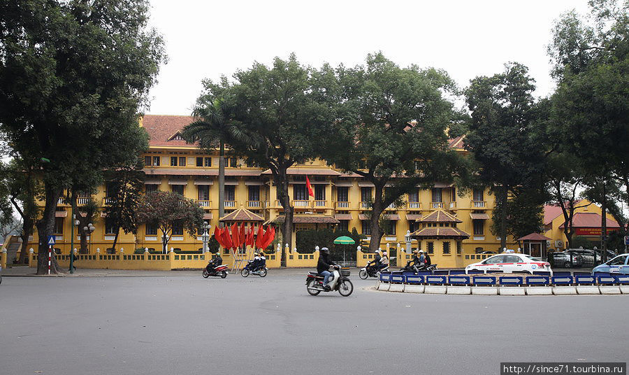 17. Здание напротив мавзолея Ханой, Вьетнам