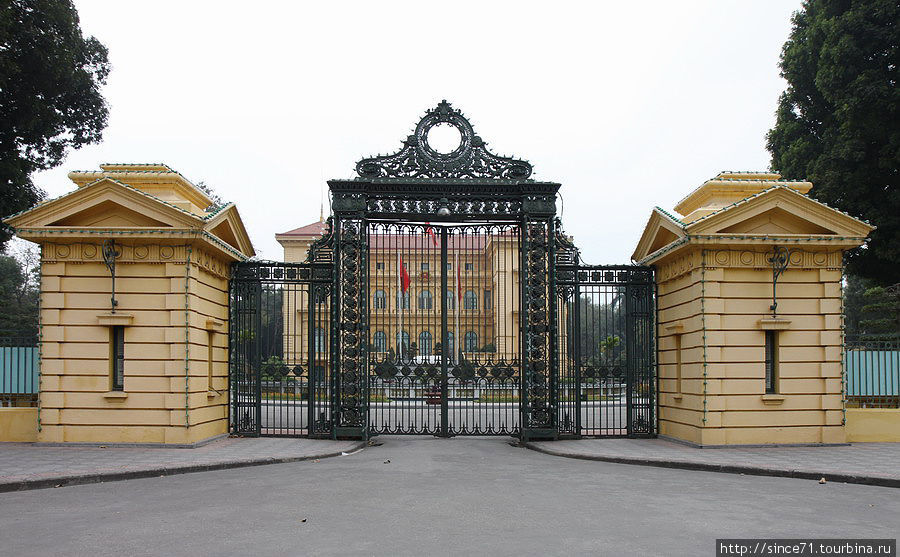 18. Чуть дальше, справа, Президентский дворец. Построен в 1906 году для генерал- гувернёра Индокитая. Ханой, Вьетнам
