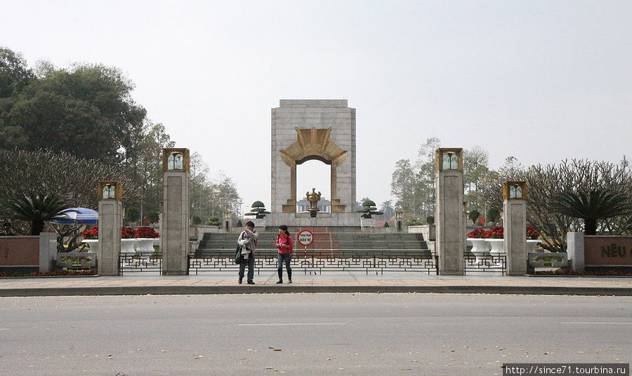 29. Монумент героям революции. Здание вдалеке по центру — мавзолей Хо Ши Мина Ханой, Вьетнам
