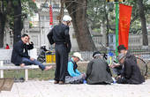 34. В небольшом парке рядом с дедушкой Ле — ниным ханойские дедушки азартно играют в  карты тоже какие-то особенные, вьетнамские.