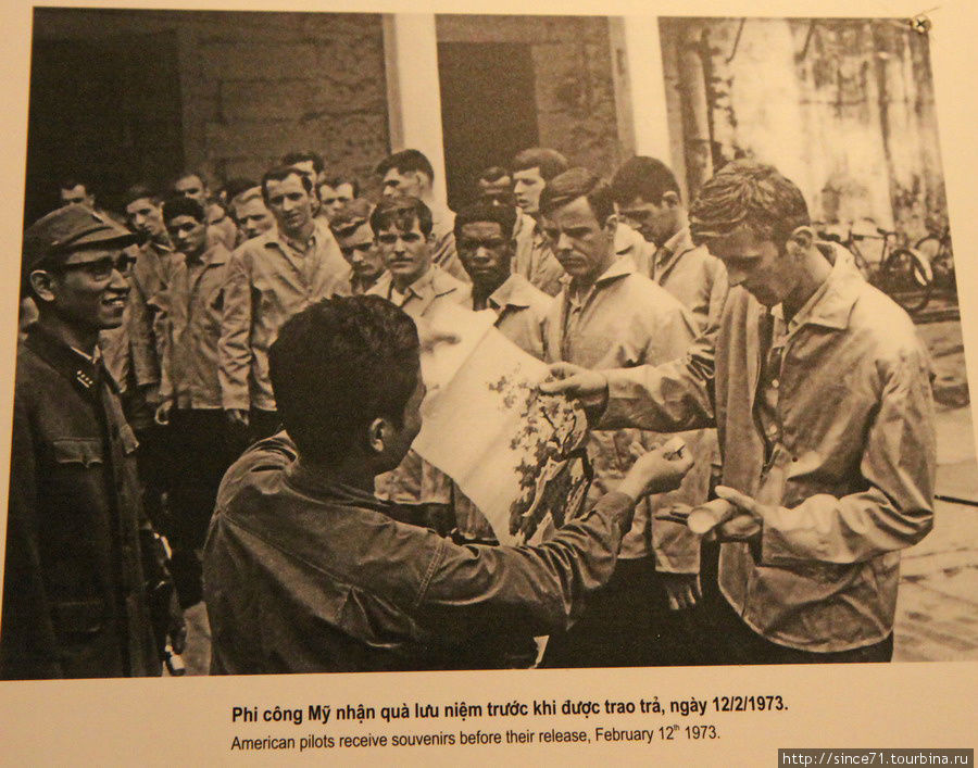 25. Американские пилоты получают сувениры во время их освобождения 12 февраля 1973 года. Ханой, Вьетнам