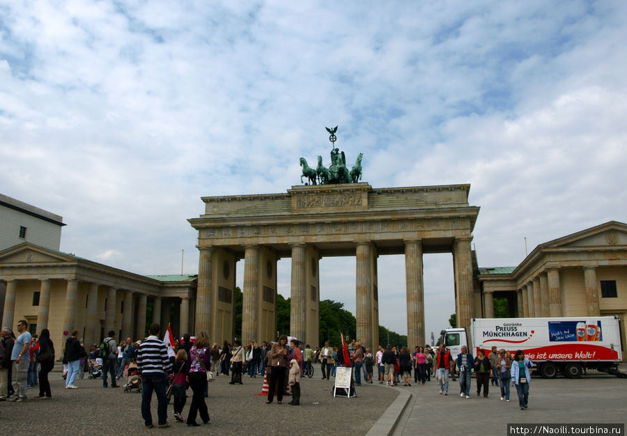 Бранденбургские ворота на Парижской площади. С 1945 была в восточном Берлине. Бранденбургские ворота с 1961 по 1990 входили в состав Берлинской стены Берлин, Германия
